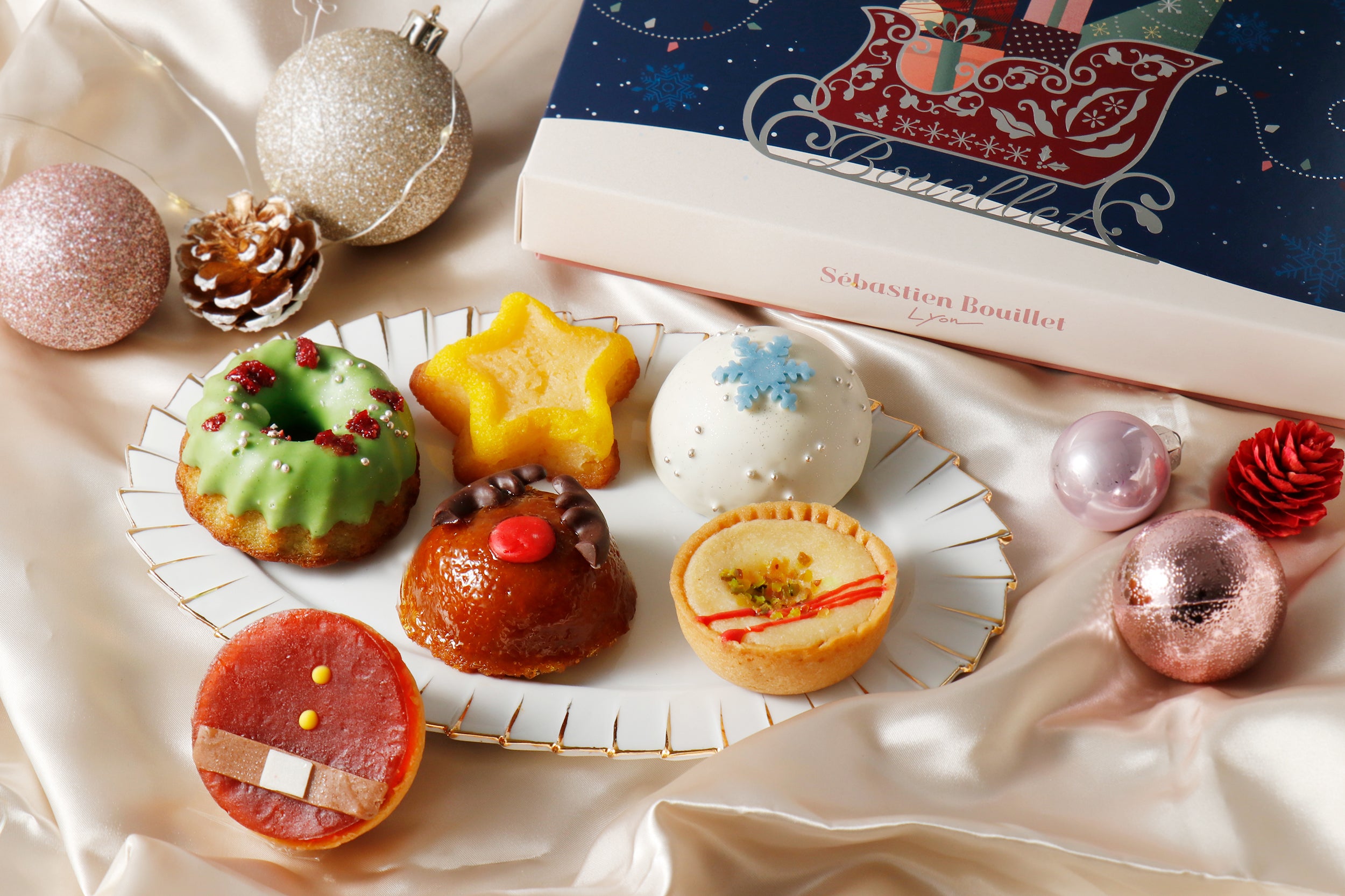 サンタやトナカイなどの遊び心溢れるクリスマスモチーフが勢ぞろい!今しかお求めいただけない限定ギフトが登場!多彩でクリエイティブなクリスマスケーキも予約受付中。